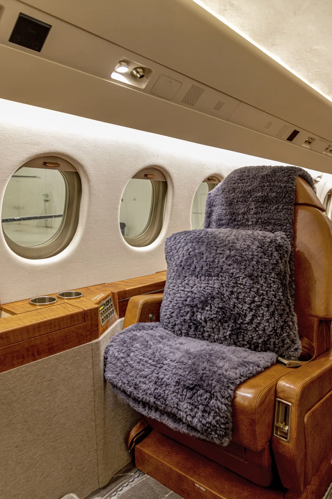 PWI LED upwash and downwash lighting installed in Falcon 900B passenger cabin