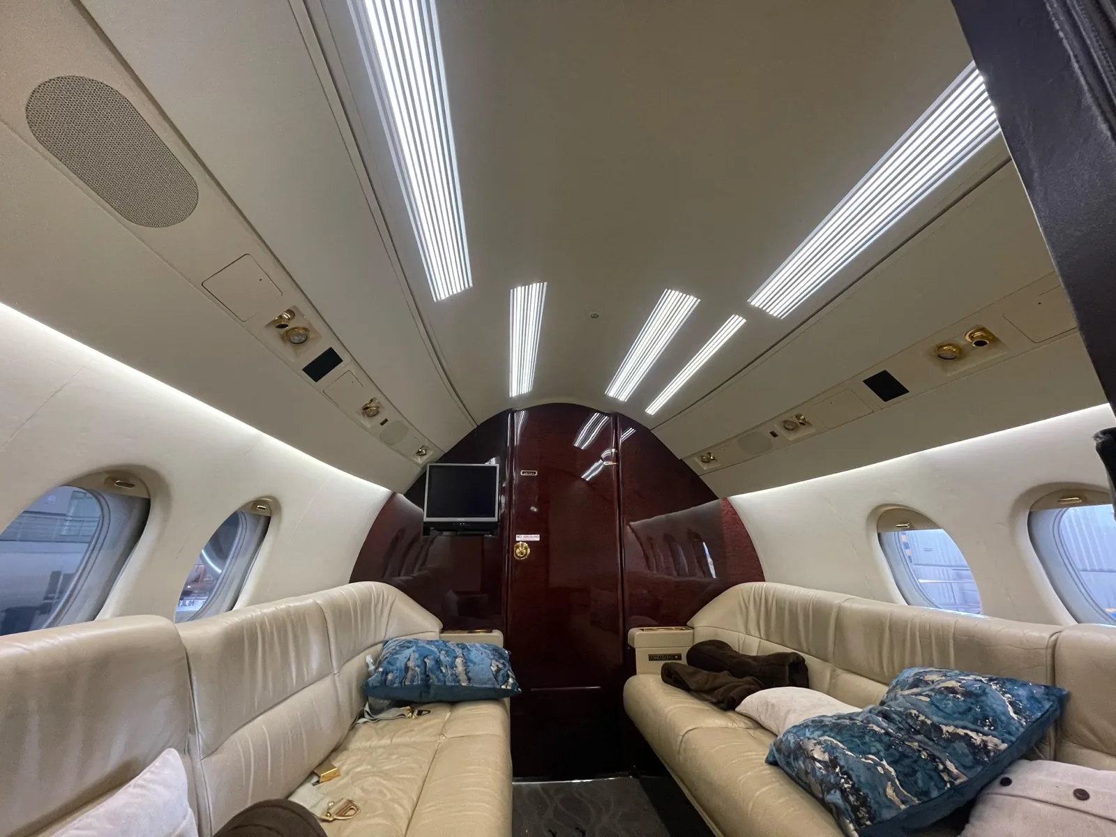 Dassault Falcon 900B interior upgraded with PWI LEDs.